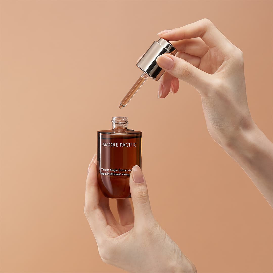 Vintage Single Extract Anniversary 1st Anniversary Set hand model shot